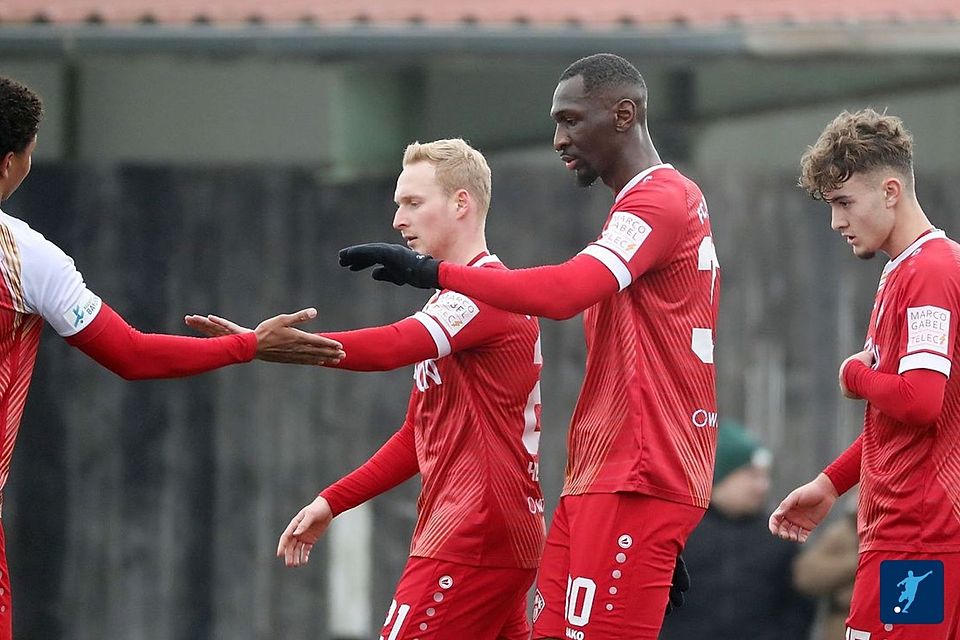 Luke Hemmerich (2.v.li.), Tarsis Bonga und Kollegen haben sich nach dem 3:0-Testspielerfolg am Samstag gegen Barockstadt Fulda Lehnerz ins einwöchige Trainingslager auf Mallorca verabschiedet.