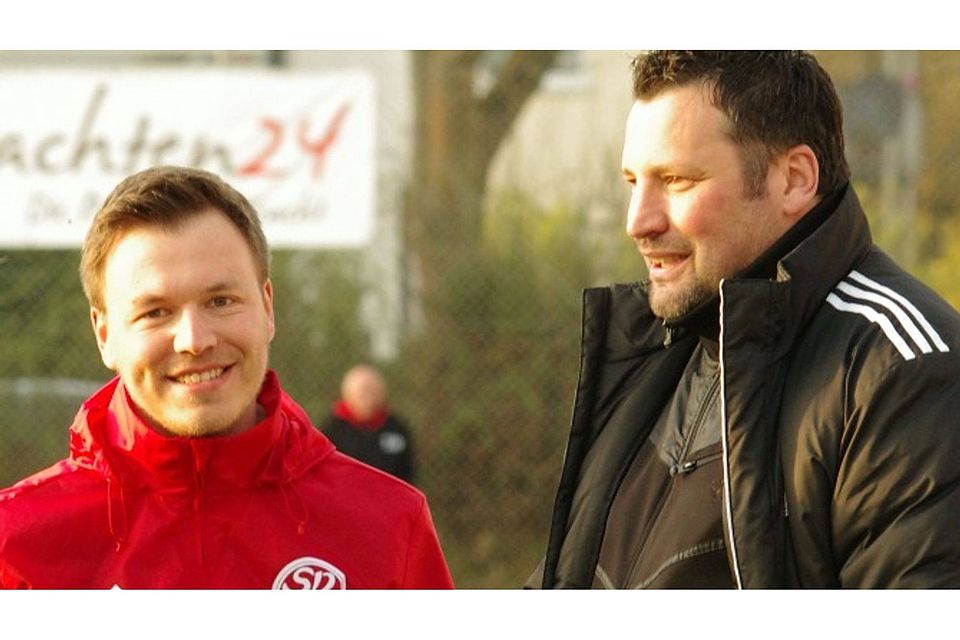 Mario Stieglmair (r. neben dem stellvertretenden Abteilungsleiter Sebastian Schätz) ist als Team-Manager seit zwei Jahren nah dran am Team des SV Donaustauf.