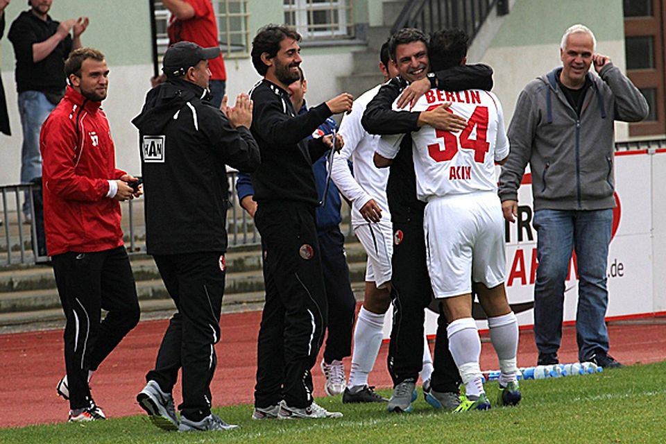Serhat Akin jubelt gemeinsam mit Trainer Engin Yanova über sein erstes Regionalliga-Tor für den BAK. Fotos: Vincent Gehrke (BAK)