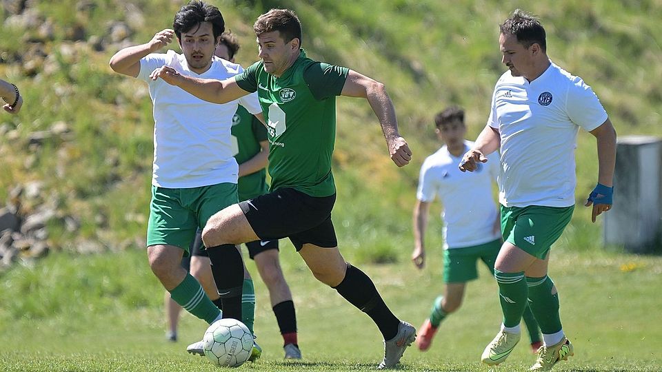 Der frischgebackene Kreisklassen-Champion TSV Oberisling um Spielertrainer Rudi Pfaffenroth (am Ball) war mehr als nur einen Schritt schneller als Gegner Fortuna Regensburg II.