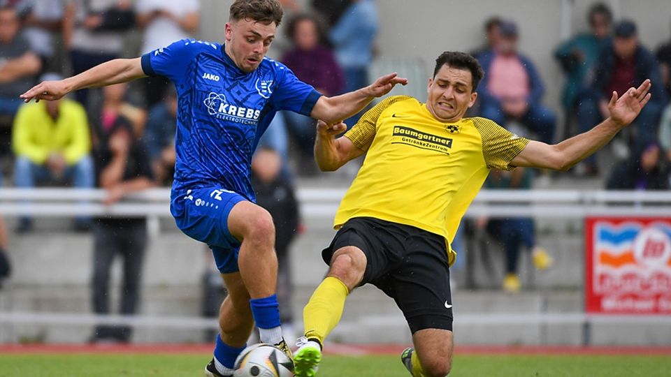  Die Grätsche passt nicht ganz: In dieser Szene setzt sich Leon Hammer vom TuS Efringen-Kirchen (links) gegen Vincenzo Schmitz vom SV Eichsel durch. | Foto: Gerd Gründl 