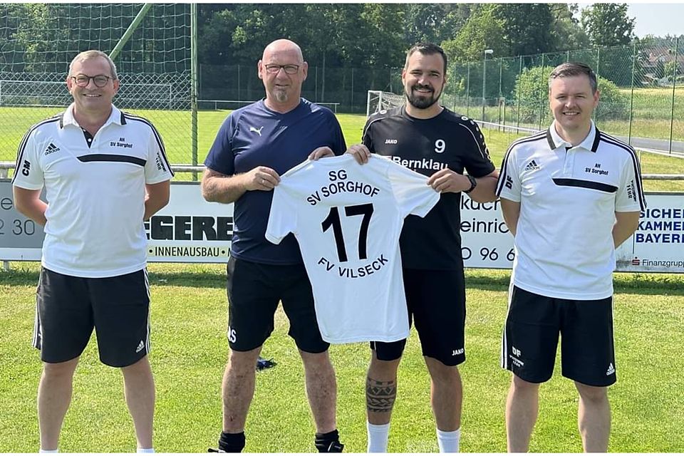 Spielleiter Christian Merkl (links) und Vorsitzender Dominik Fischer (rechts) stellen das neue Trainergespann Roman Stütz (2. v. l.) und Martin Wölker vor.