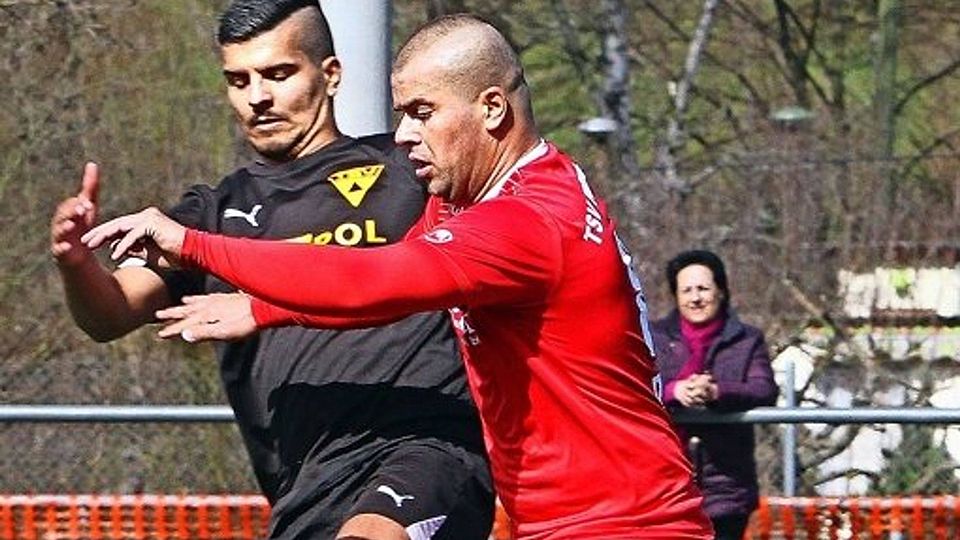 Der Weilimdorfer Samir Almalla (links, daneben Ramush Dashi) sorgte für das bittere Plattenhardter Ende. Foto: Yavuz Dural