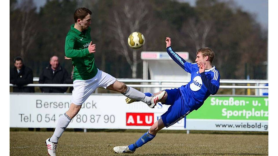 Seine Tore haben im Hinspiel den Umschwung gebracht: TuS-Torjäger Christian Buse (in Blau) Foto: Rolf Kamper