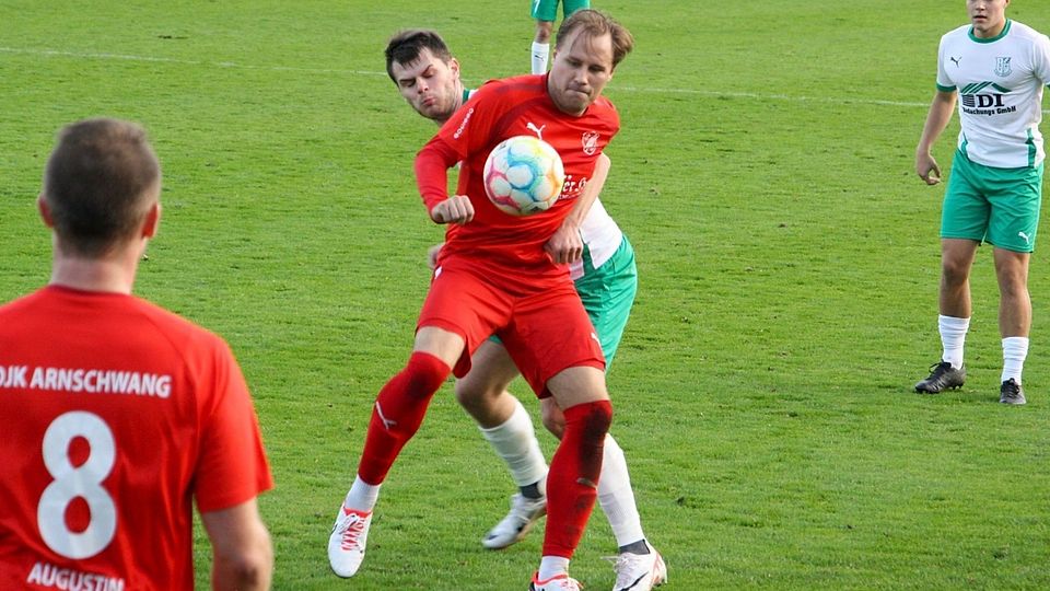 Arnschwangs Torjäger Lukas Riedl (vorne) steht bereits bei 22 Saisontoren.