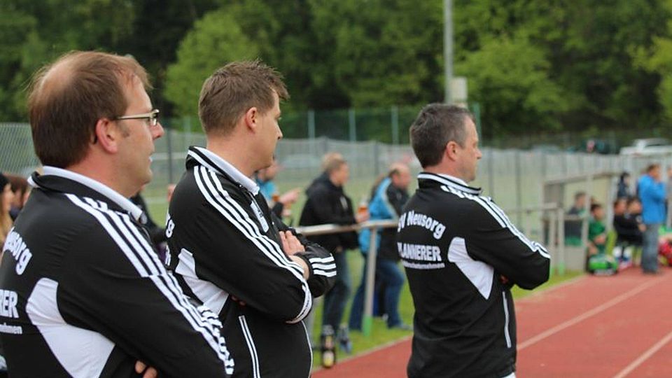 Sehr  zuversichtlich geht das Trainergespann aus Neusorg in die Bezirksligasaison. Rechts im Bild Chefcoach Rainer Wegmann Foto: Christian  Stock