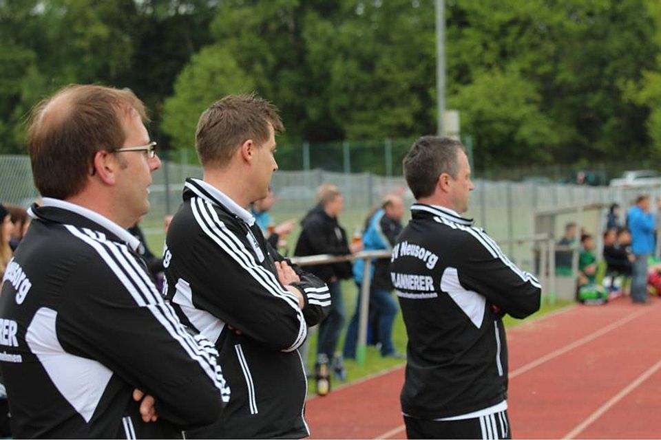Sehr  zuversichtlich geht das Trainergespann aus Neusorg in die Bezirksligasaison. Rechts im Bild Chefcoach Rainer Wegmann Foto: Christian  Stock