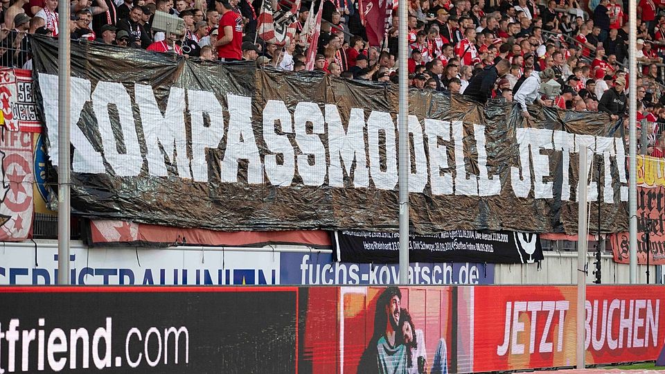 "Kompassmodell jetzt" - der Wunsch vieler Fans, wie hier in Halle, könnte bald in Erfüllung gehen.