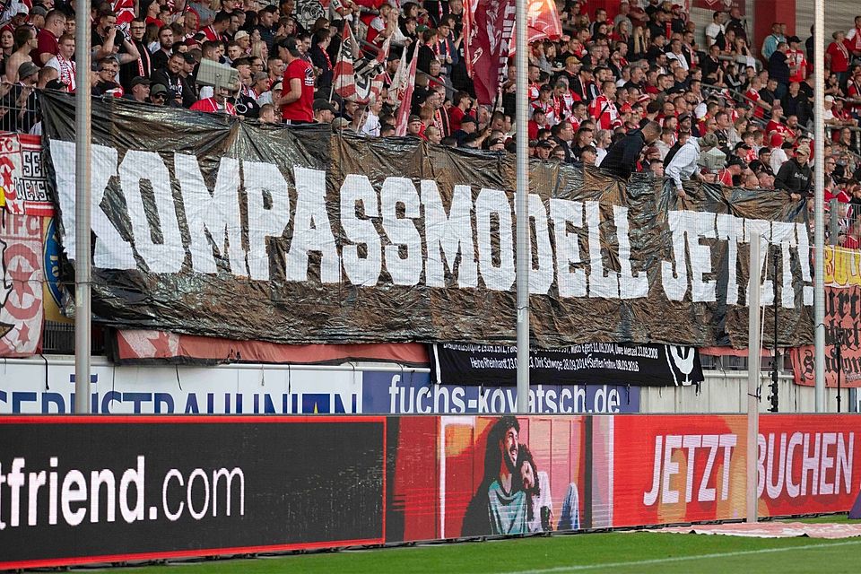 "Kompassmodell jetzt" - der Wunsch vieler Fans, wie hier in Halle, könnte bald in Erfüllung gehen.