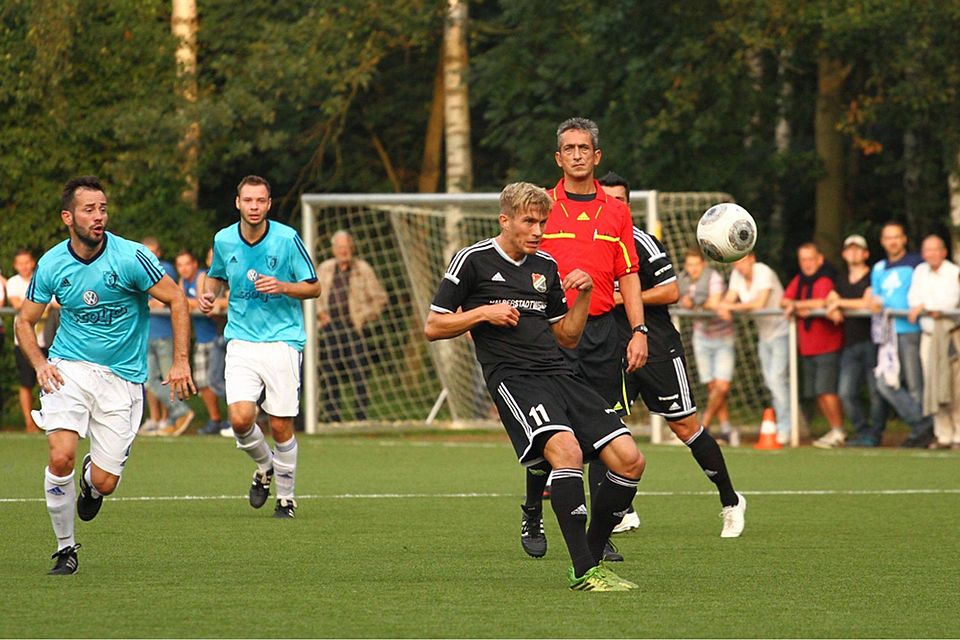 Halberstadts Florian Beil (in schwarz) schoss den Regionalligisten ins Achtelfinale (F: B. Reinhardt)