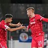 Der überragende Yann Sturm (l.) und Torschütze Mathias Fetsch bejubeln das 1:0. 