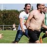 Runter mit dem Trikot: Dreifachtorschütze Zoran Pejic und seine Neuchinger Teamkameraden bejubeln den späten 3:2-Siegtreffer gegen Hörlkofen und damit den Klassenerhalt. FOTO: RIEDEL