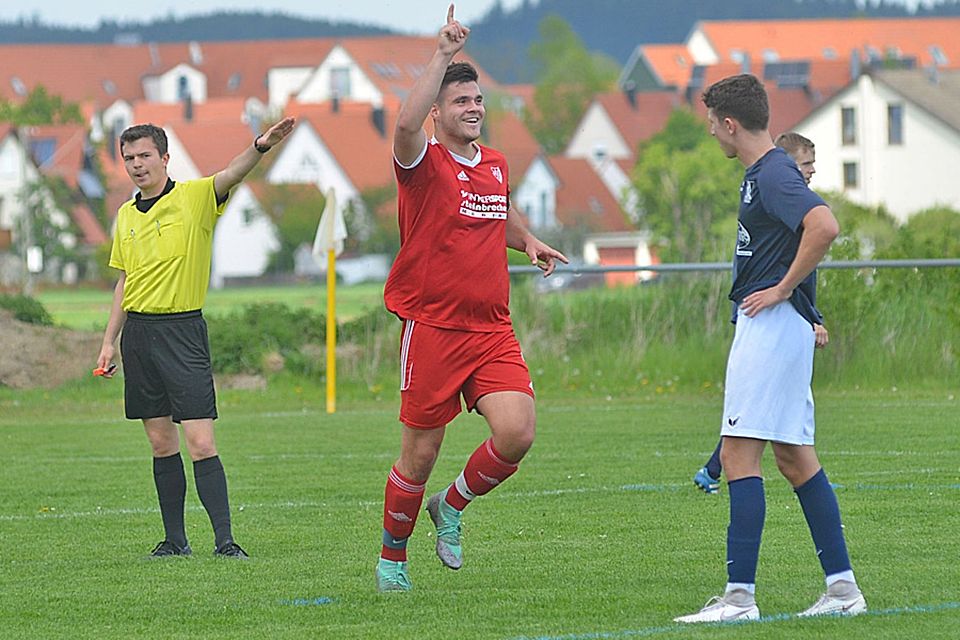 Neuzugang: Moritz Willis (in rot) ist vom TSV Merching zum Kissinger SC gewechselt