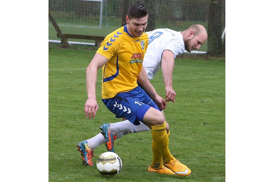 Tormaschine: Todesfeldes Morten Liebert (vorn, hier gegen Angelns Dennis Burau) führt mit 21 Toren die Torschützenliste  in der SH-Liga an.