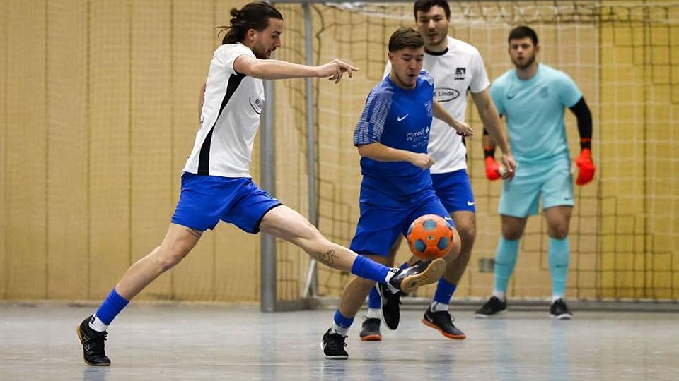 Der TSV Schott um Jacob Roden (links) gewinnt das Finale des Bodenheimer Hallenfußball-Turniers gegen die TSG Bretzenheim (Mitte: Nico Kocikowski).	Foto: Stefan Sämmer/hbz
