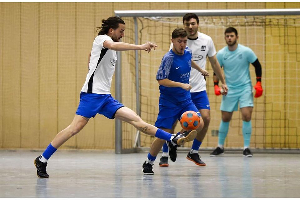 Der TSV Schott um Jacob Roden (links) gewinnt das Finale des Bodenheimer Hallenfußball-Turniers gegen die TSG Bretzenheim (Mitte: Nico Kocikowski).	Foto: Stefan Sämmer/hbz