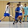 Der TSV Schott um Jacob Roden (links) gewinnt das Finale des Bodenheimer Hallenfußball-Turniers gegen die TSG Bretzenheim (Mitte: Nico Kocikowski).	Foto: Stefan Sämmer/hbz