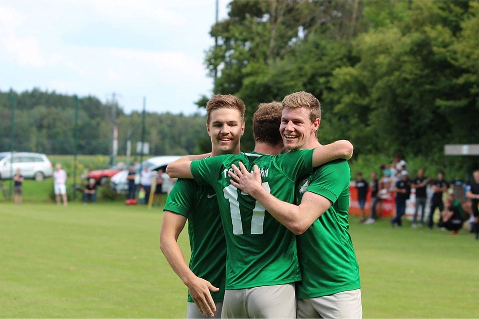 Die drei Protagonisten der Vorentscheidung: Jakob Klaß, Andreas Reinisch und Fabian Porr (von links) bejubeln das 2:0 durch Porr. Die drei Protagonisten der Vorentscheidung: Jakob Klaß, Andreas Reinisch und Fabian Porr (von links) bejubeln das 2:0 durch Porr.