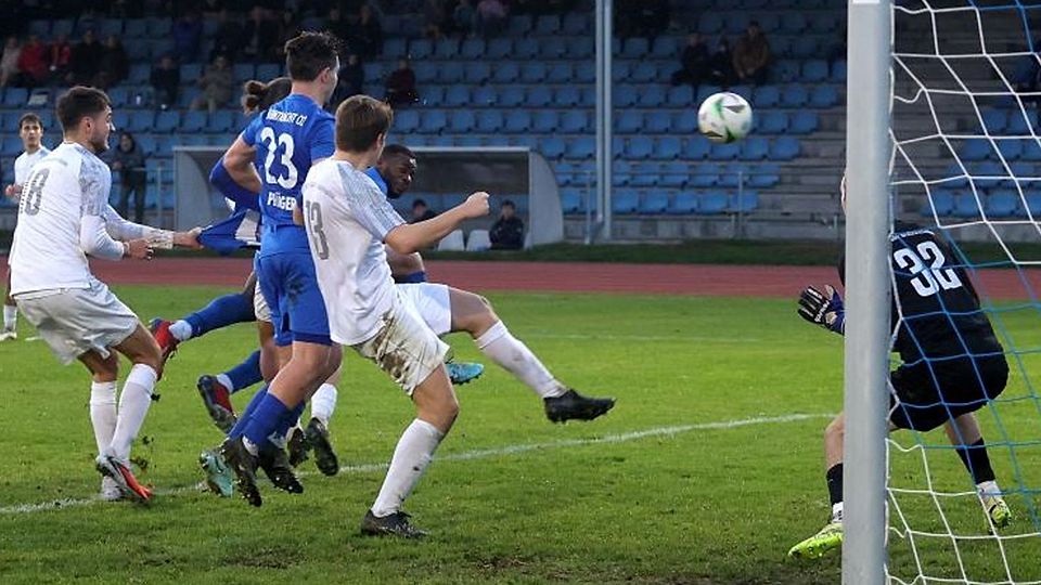 War’s der Kopf von Levi Mukamba oder der Fuß von Deniz Darcan (verdeckt)? Am Ende interessierte die Eintracht nur der 2:1-Sieg gegen die TSG Bretzenheim	Foto: Luge