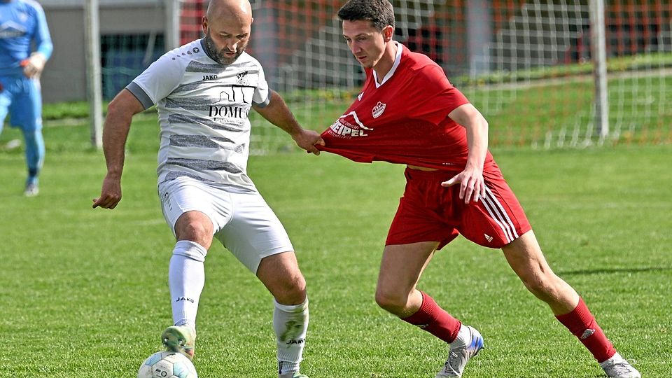 Tabellenführer TSV Merching (rechts Andreas Lachner) kam gegen den ASV Hiltenfingen nicht über ein 1:1 hinaus.