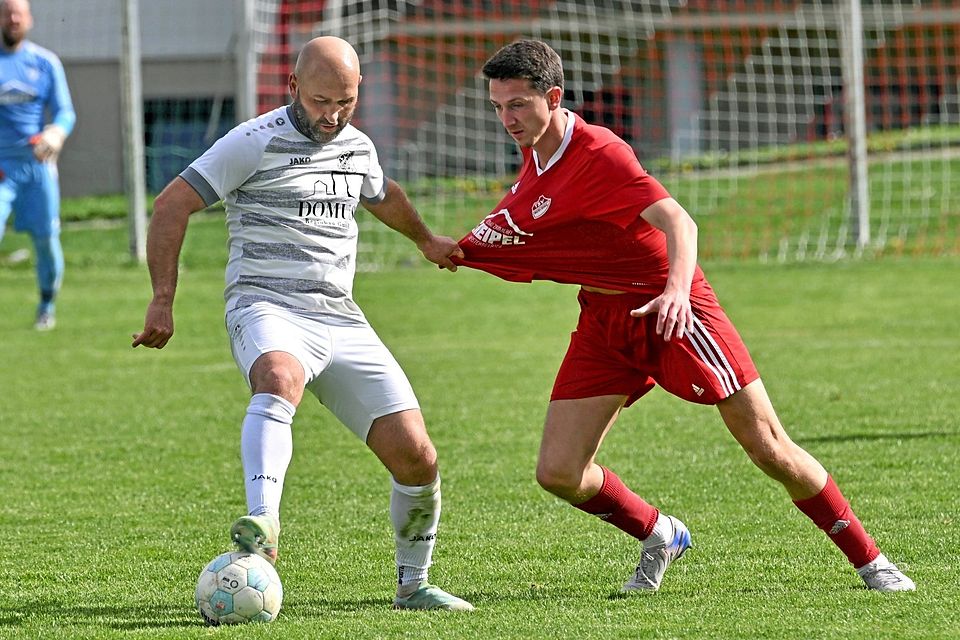 Tabellenführer TSV Merching (rechts Andreas Lachner) kam gegen den ASV Hiltenfingen nicht über ein 1:1 hinaus.