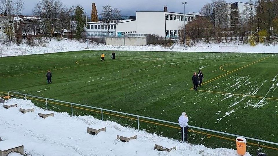 In Hauzenberg kann gespielt werden. Zwei Stunden lang wurde der Kunstrasenplatz vom Schnee befreit.