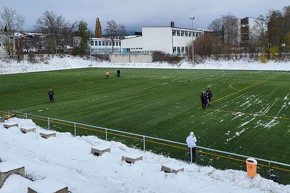 In Hauzenberg kann gespielt werden. Zwei Stunden lang wurde der Kunstrasenplatz vom Schnee befreit.