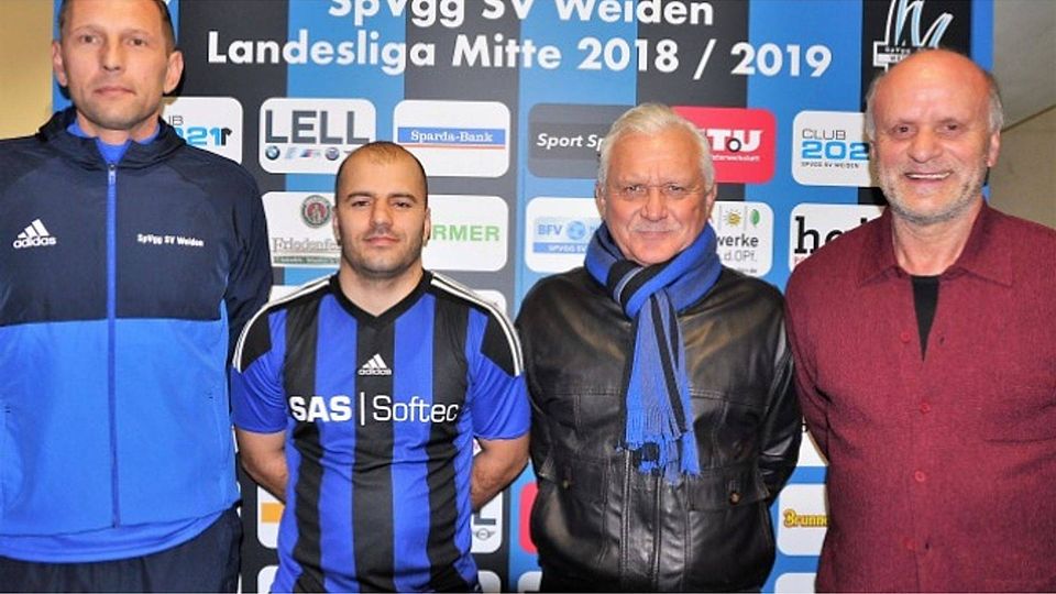 Trainer Andreas Scheler, Ismail Morina, Vorstand Manfred Luber, Teammanager Hannes Beer. Foto: Nachtigall