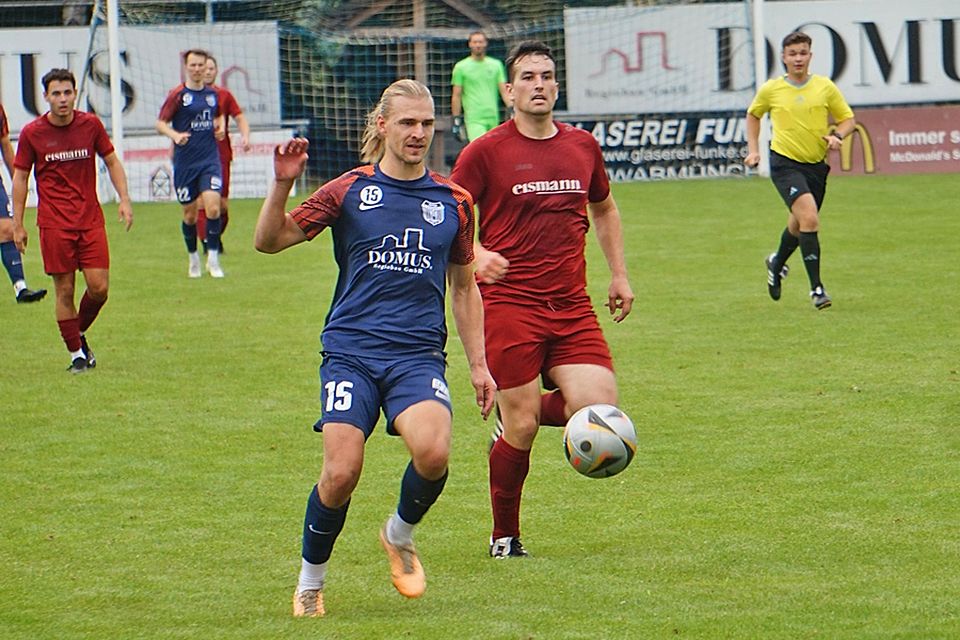 Langerringens Bastian Renner (blaues Trikot) war mit drei Toren der Mann des Spiels.
