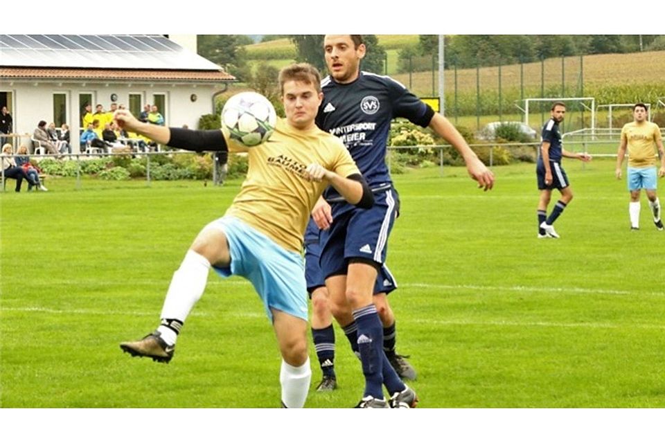 Der SV Seebarn (in Blau) war gegen den SV Neubäu II klar die bessere Mannschaft und siegte mit 5:0. Foto: Gohlke