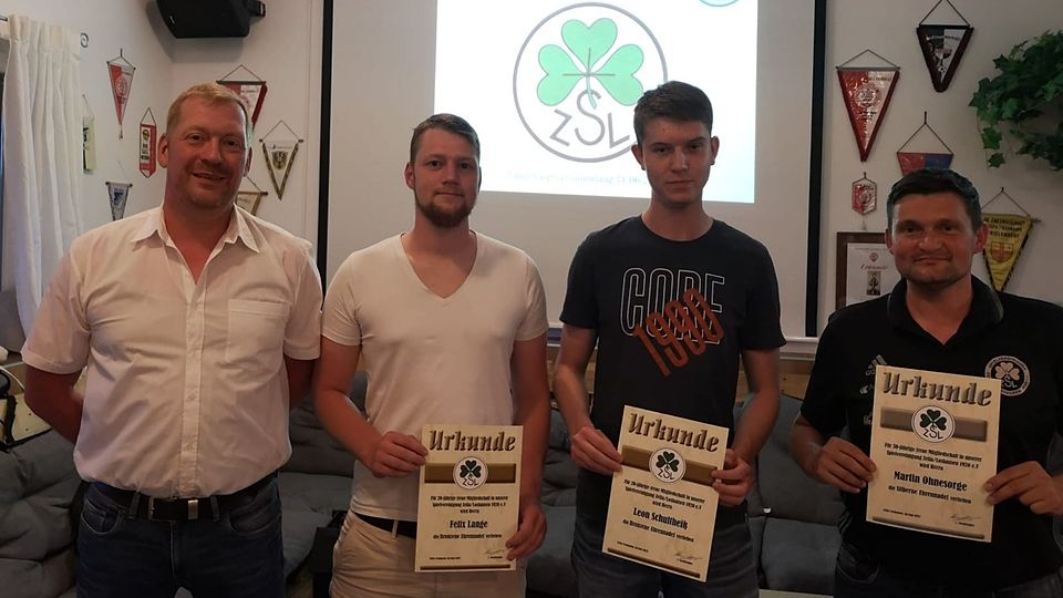 Ehrung für langjährige Mitgliedschaft: Der 1.Vors. Kai Hennighausen ehrt die Mitglieder Felix Lange, Leon Schultheiß (20 Jahre) und Martin Ohnesorge (30 Jahre).  