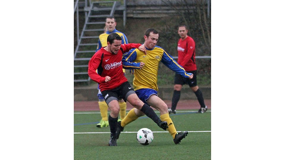 Jens Blüm (links), in dieser Szene von Dorn-Dürkheims Alexander Deuter attackiert, erzielte beim Wintercup vier Tore für den TSV Gundheim.	Foto: photoagenten/Christine Dirigo