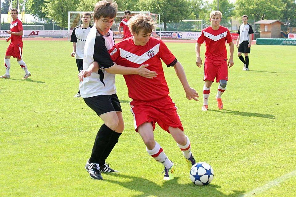 Die Chamer Nachwuchskicker wollen sich nicht aufhalten lassen vom FC Schwarzenfeld. Foto: Groitl