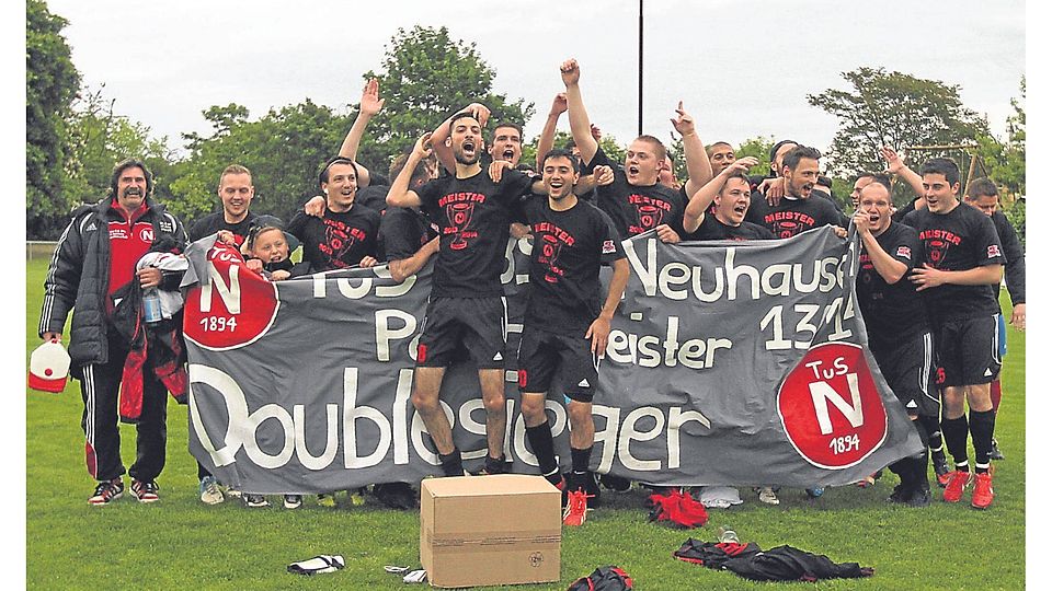 Siegertypen: Die Spieler der TuS Neuhausen freuen sich über die Meisterschaft in der B-Klasse. Foto: Photoagenten
