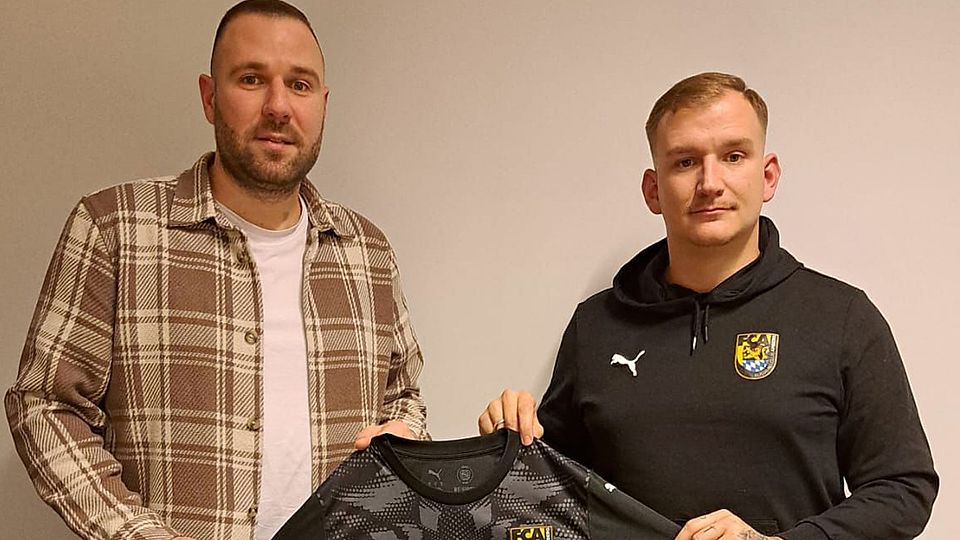 Sportlicher Leiter Dominik Müller (rechts) stellt Oktay Türksever als neuen Spielertrainer des FC Amberg II vor.