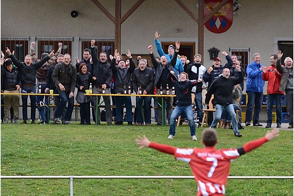 400 Zuschauer sahen ein rassiges Spiel in dem die Heimelf am Schluss jubelte. Fotos: Tobias Schmidbauer 400 Zuschauer sahen ein rassiges Spiel in dem die Heimelf am Schluss jubelte. Fotos: Tobias Schmidbauer