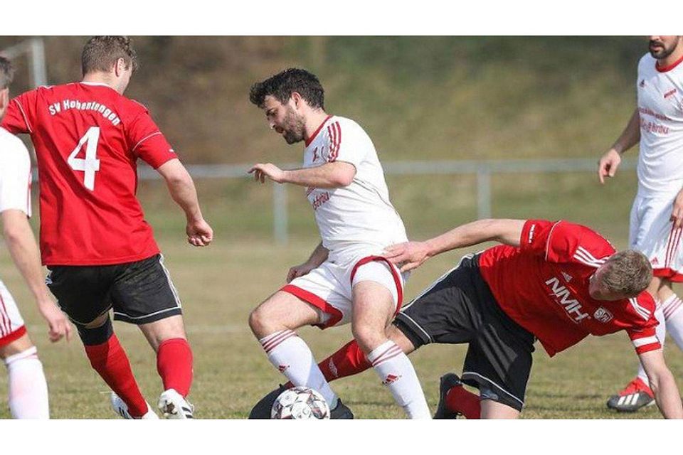 Der SV Hohentengen (rote Trikots) muss sich im Heimspiel gegen den FV Neufra mit 0:2 geschlagen geben. (Foto: Thomas Warnack)