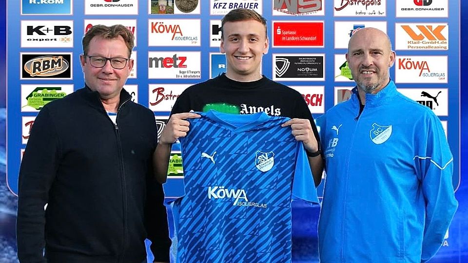 Abteilungsleiter Peter Fruth (links) und Trainer Mario Albert (rechts) rahmen Neuzugang Maximilian Bauer ein.