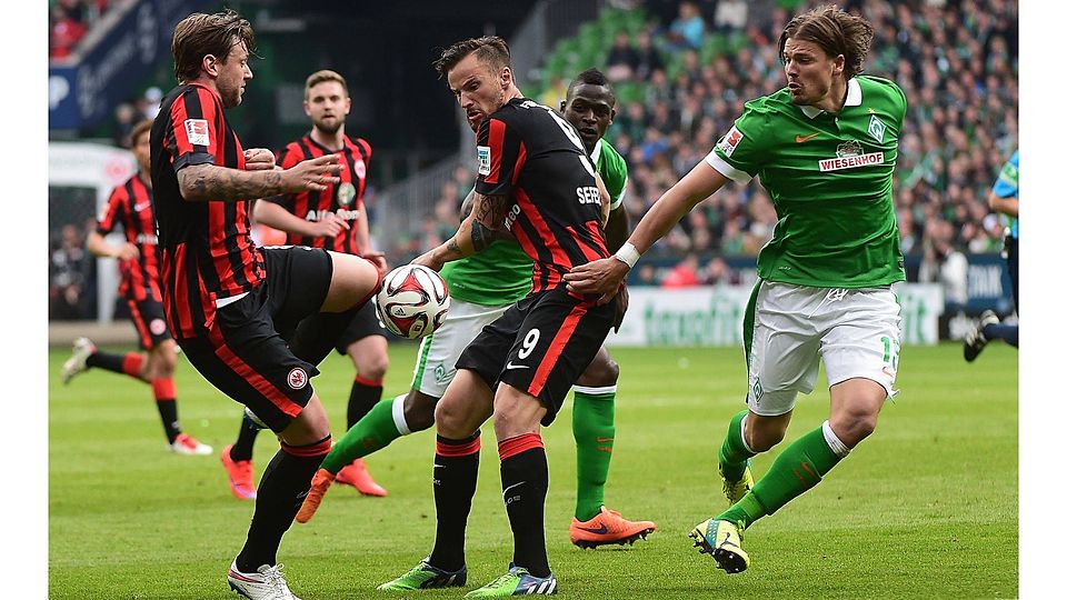 Marco Russ (links) und Haris Seferovic (Mitte) geben sich mit der Frankfurter Eintracht am 26. Mai ein Stelldichein in Freiensteinau, wo es für den Bundesligisten gegen den KSC Volkartshain/Völzberg und eine Vogelsberg-Auswahl geht.	Foto: dpa