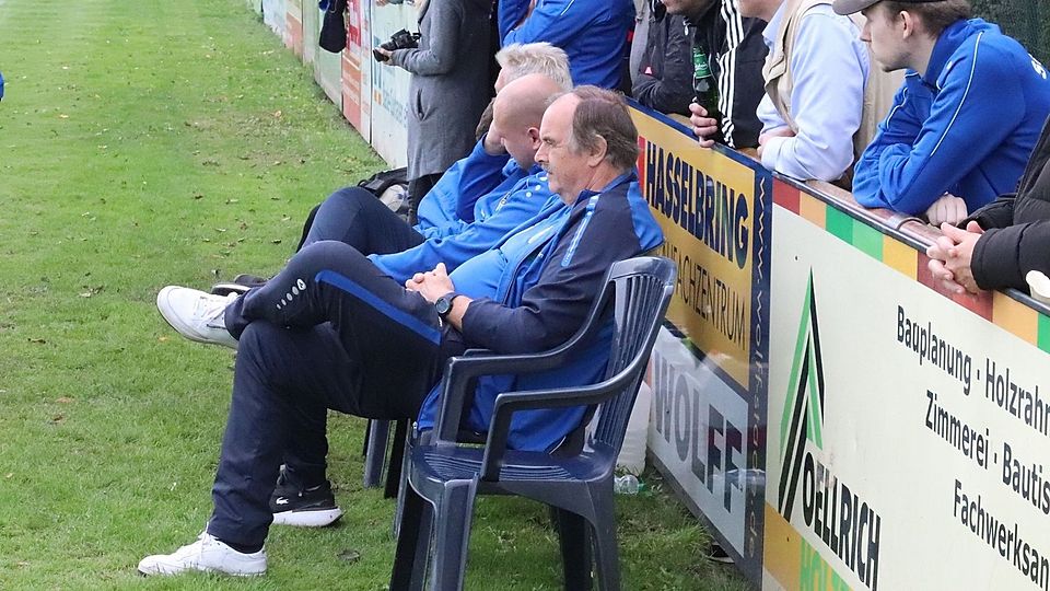 So entspannt sitzt Lühes Trainer Helmut Ossenbrügge derzeit nicht am Spielfeldrand.