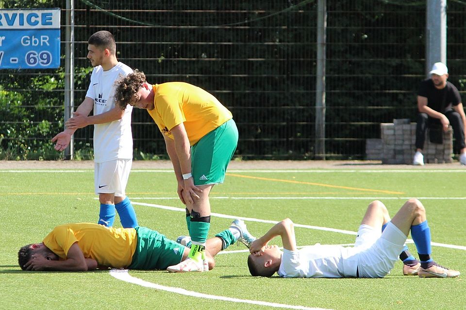 Enttäuschte Gesichter sah man bei den Kellerkindern in Jägersfreude (gelb) und Fechingen (weiß) häufiger