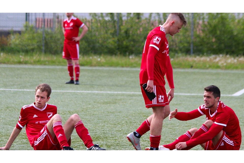 Enttäuschung pur: Der TuS Deuz ist nach dem 1:3 gegen den FC Altenhof abgestiegen. Fotos (5): juka (4), sta Enttäuschung pur: Der TuS Deuz ist nach dem 1:3 gegen den FC Altenhof abgestiegen. Fotos (5): juka (4), sta
