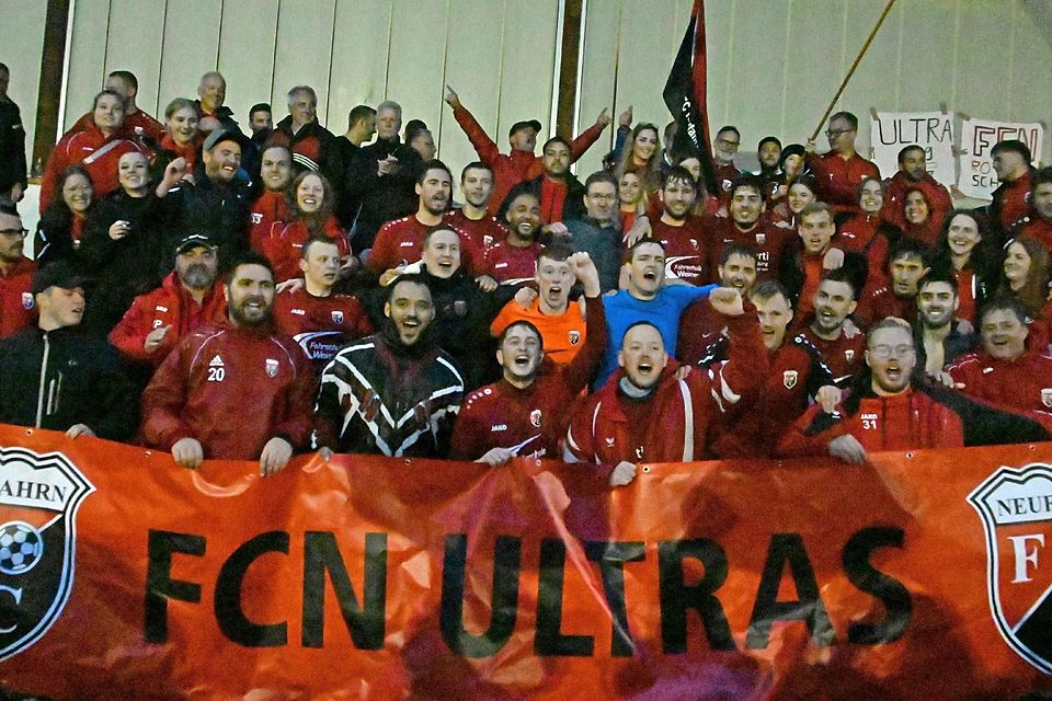 Spieler und Fans des FC Neufahrn feiern den Aufstieg.
