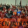 Spieler und Fans des FC Neufahrn feiern den Aufstieg.