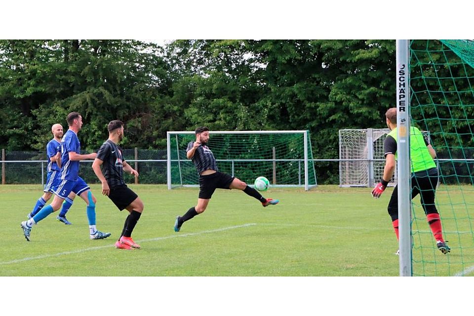 Türk Ata/Türkgücü Wetzlar spielt sich gegen die SG Quembach/Oberwetz/Schwalbach phasenweise in einen Rausch: Hier sieht sich Gästekeeper Maximilian Hayer mit einer Direktabnahme von Doppeltorschütze Serdar Türk konfrontiert. Foto: Vanessa Schulze 