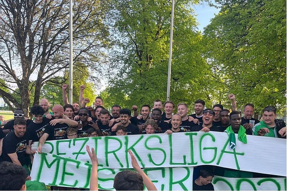 Stimmungsvoll: Das Team des SV Aubing jubelt der Landesliga entgegen.