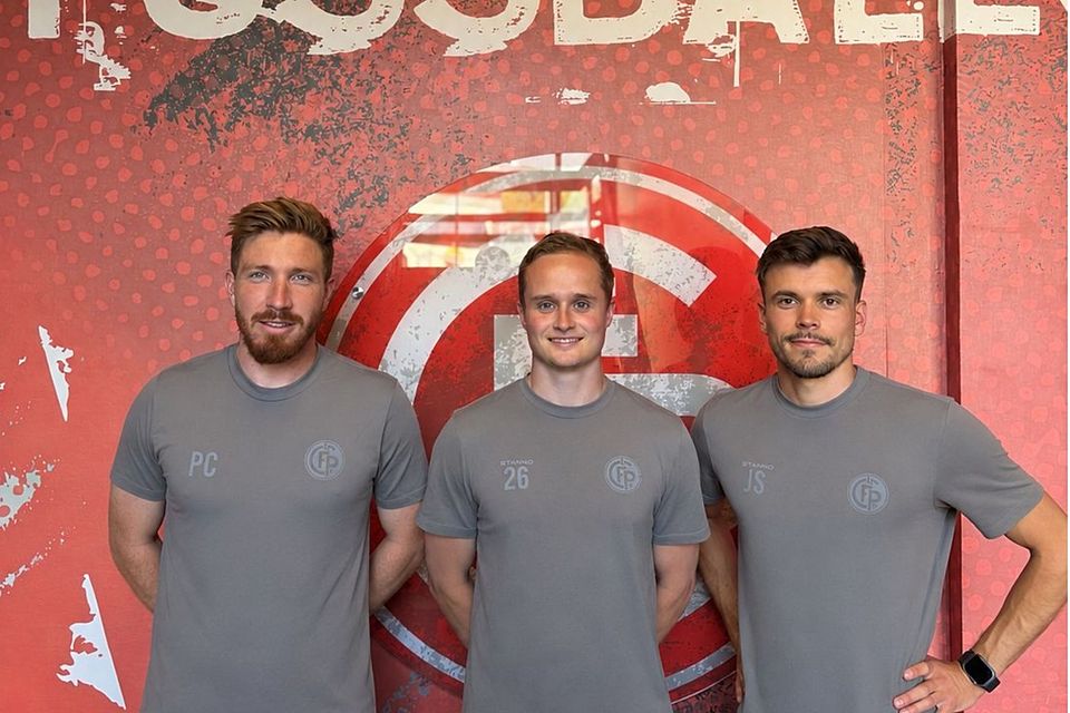 Patrick Choroba (li.) und Johannes Stingl (re.) nehmen Maximilian Moser in die Mitte 