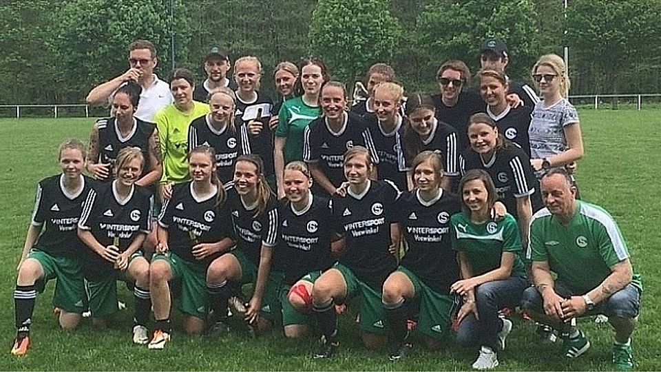 Improvisierte Meisterfeier in idyllischer Kulisse: Die Frauen des SC Grün-Weiß Paderborn feiern nach dem 5:0-Erfolg in Siddinghausen den Titel in der Kreisliga.