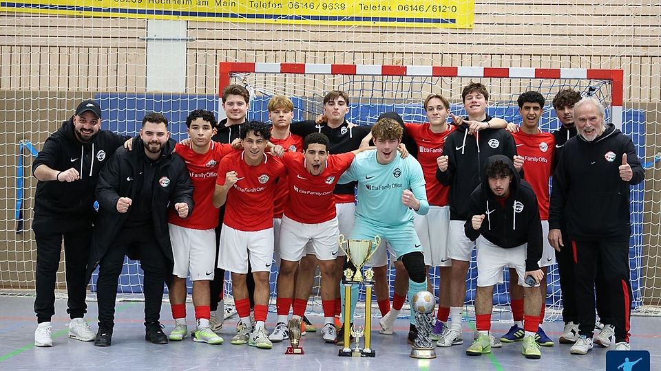 Turniersieg perfekt: Der 1. FC-TSG Königstein feiert nach dem 4:0 gegen Genclerbirligi Bischofsheim mit seinen Trophäen.