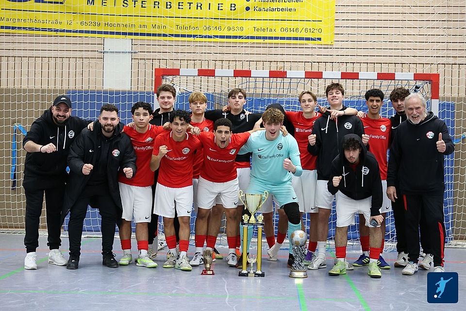 Turniersieg perfekt: Der 1. FC-TSG Königstein feiert nach dem 4:0 gegen Genclerbirligi Bischofsheim mit seinen Trophäen.